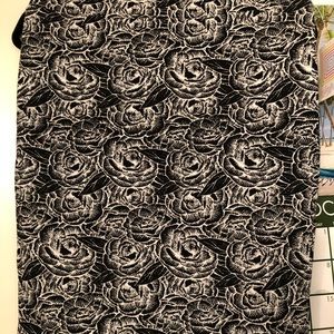 NWT🌹LulaRoe Cassie Blk/Wht Roses